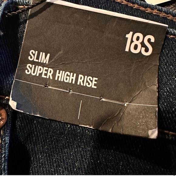 Express NWT Slim Super High Rise Distressed Ripped Knees Jeans SHORT - Picture 6 of 7